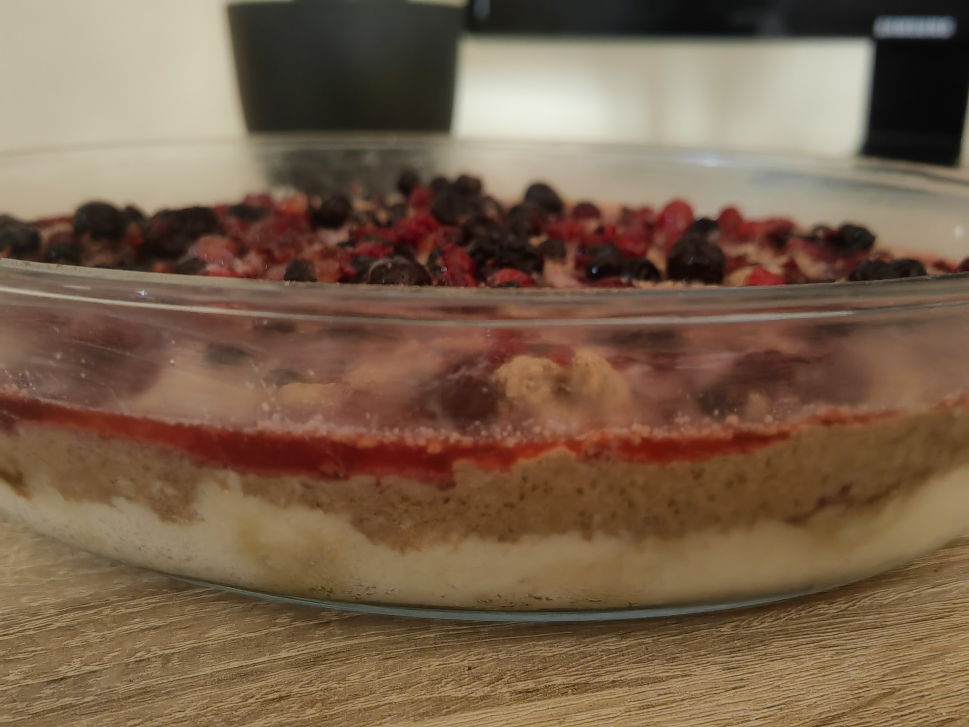 Vegan γλυκό με αμύγδαλο, βατόμουρα, χουρμά